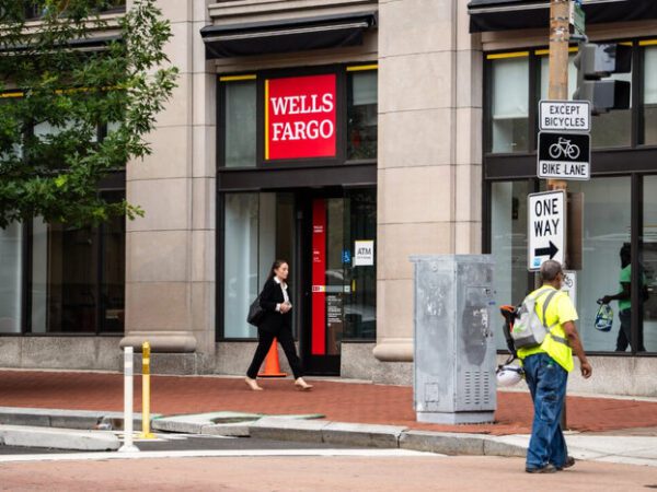 Wells Fargo Follows JPMorgan in Cutting Ties With Shareholder Proxy Advisers