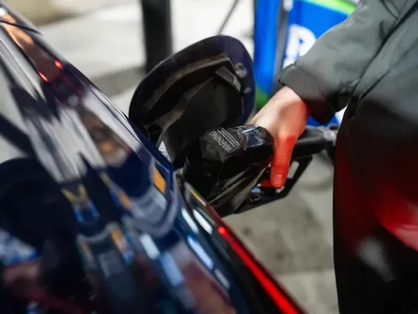 US Gas Prices Reach Average of $4 per Gallon Amid Iran War