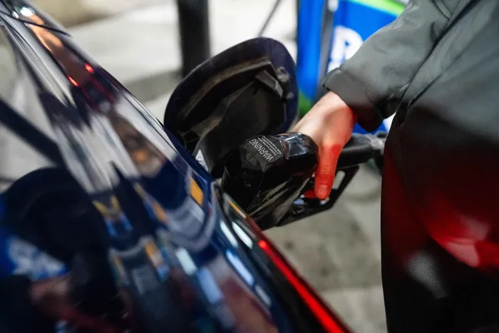 Los precios de la gasolina en EE.UU. alcanzan un promedio de 4 dólares por galón en medio de la guerra con Irán