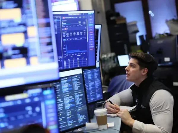 Oil Falls, Stocks Jump on Renewed Hopes of Iran War Ending