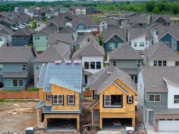 US Homebuilders Lean on Incentives to Unload Homes in Challenging Market