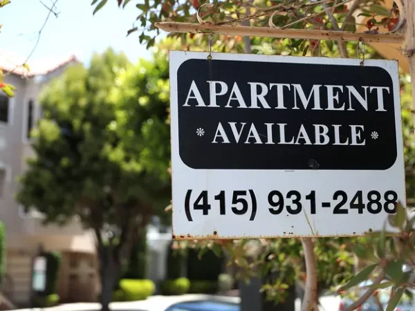 US Rents Fall for 33rd Straight Month as Multifamily Construction Surges